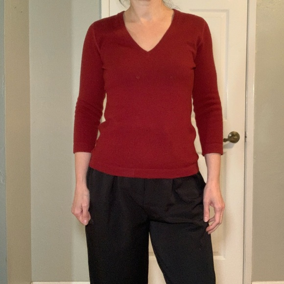 Three Dots red 100% cashmere v-neck sweater, size medium - Picture 4 of 8
